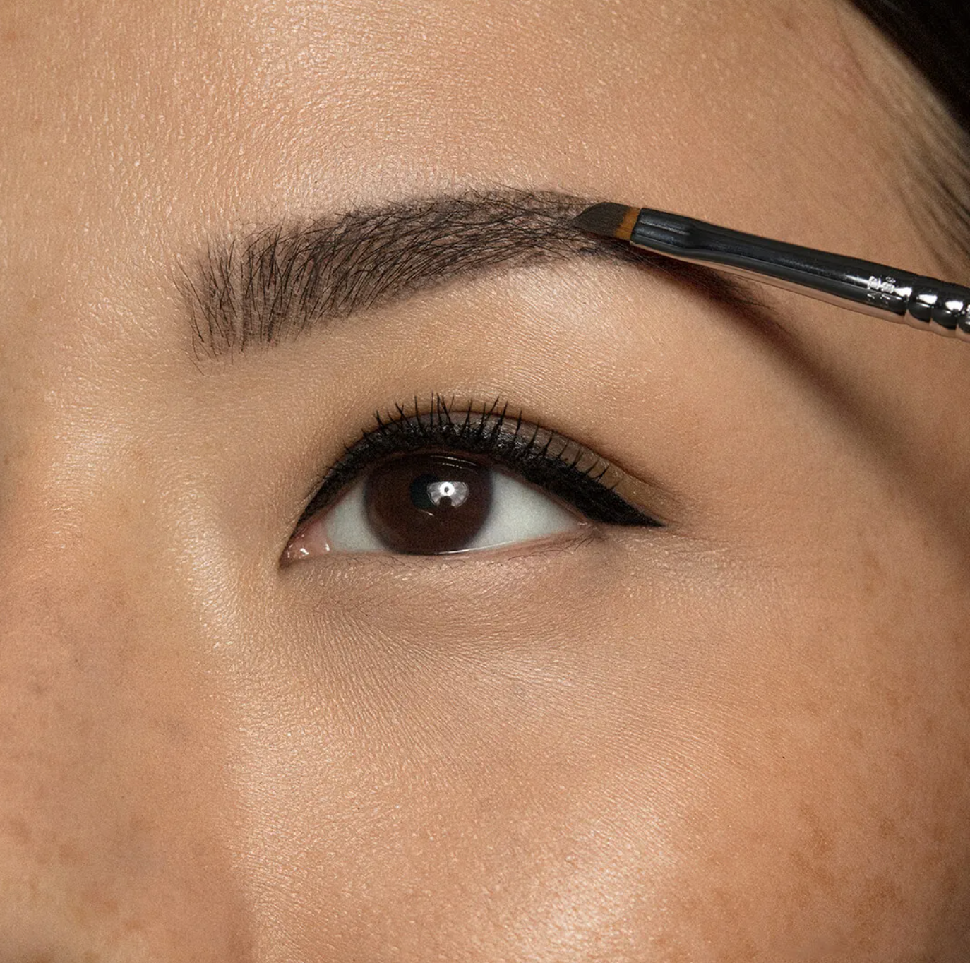 Sigma Beauty Define and Pose Brow Pomade - Dark